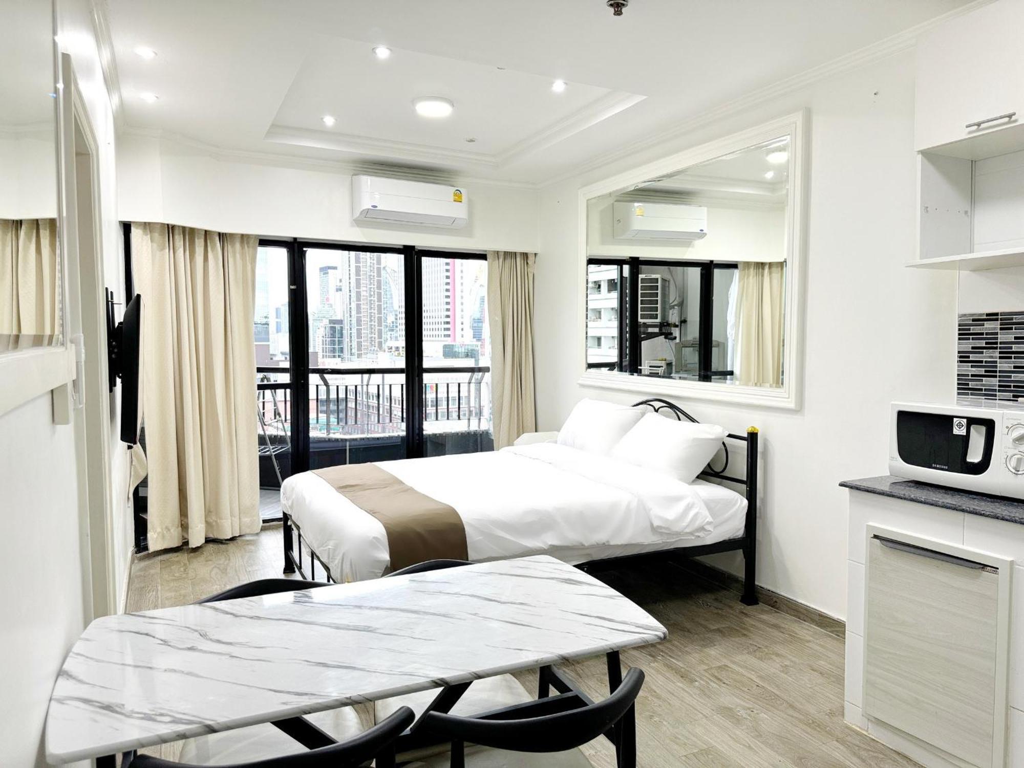 Center Next To Platinum Mall * Bangkok